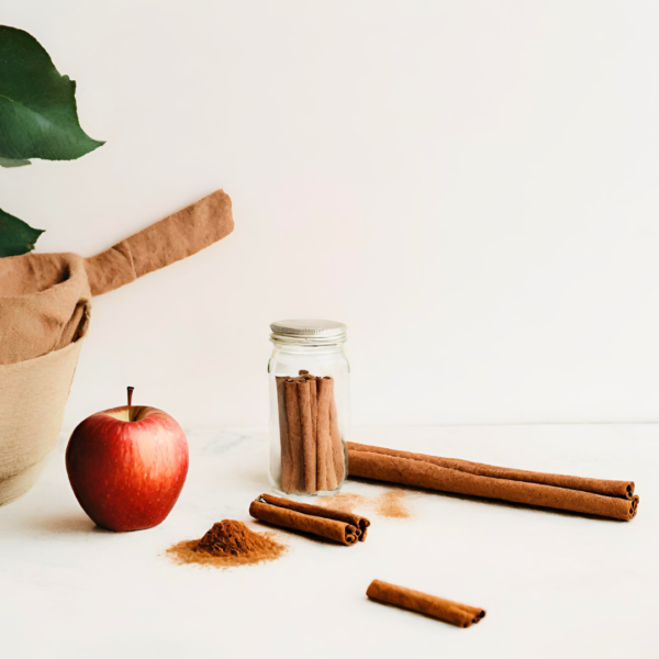 Fondant parfumé artisanal Pomme Cannelle avec des notes chaleureuses de pomme mûre et cannelle épicée.